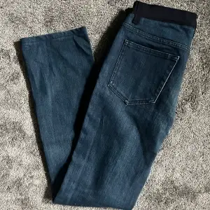 Tjena! Nu säljer vi dessa snygga limiterade jeans slimfit , det är en collab mellan lanvin och acne studios!!! Två populära märken och stilrena jeans! Bara att höra av er vid funderingar, priset går att diskutera också!
