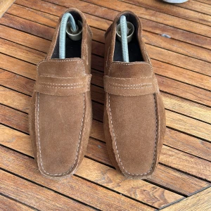 Bruna mocka loafers - Bruna mocka sko loafers. Nästan nya. Perfekt till skolavslutningen eller studenten 
