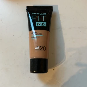 Foundation  - Foundation från maybelline i färgen 320. Aldrig använt den, bara testat på handen.