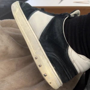 Valentino Flycrew - Säljer dessa feta Valentino Flycrews, ganska använda, pris 1750 men kan bli billigare vid snabb affär! 