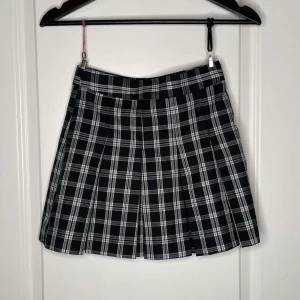 Rutig minikjol - Rutig miniskirt i storlek 32.