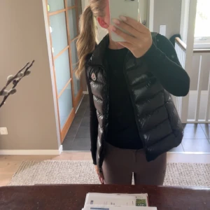 Moncler väst maya - Säljer min väst då den inte kommer till användning💞 Har använt den ca 5 gånger på 2 år!  Köpt på NK i Göteborg, kan försöka o få kvitto via mejl!  Om de är några mer frågor så får ni mer än gärna skriva🔥