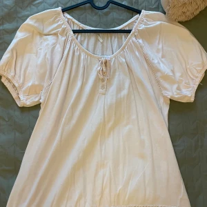 Blus - Fin blus med söta detaljer