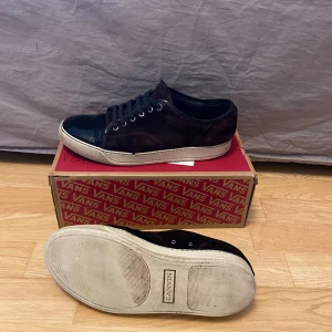 Lanvin - Vinröda lanvins i storlek 44, skick ändå ganska bra 6,5/10👍 Pris kan diskuteras vid snabb affär🤝