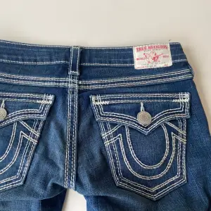 Jätte snygga lågmidjade bootcut jeans. Från True Religion, med dubbelstitch. Jätte bra skick, säljer för att de är för stora. Skriv om ni har några frågor💕