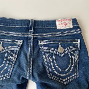 True Religion Jeans - Jätte snygga lågmidjade bootcut jeans. Från True Religion, med dubbelstitch. Jätte bra skick, säljer för att de är för stora. Skriv om ni har några frågor💕