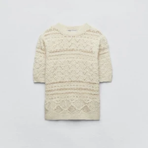 Zara tröja - Säljer denna tröja från zara då den inte kommer till användning. Köpt förra sommaren och använt sparsamt, inga defekter! Skriv vid frågor eller fler bilder💕💕