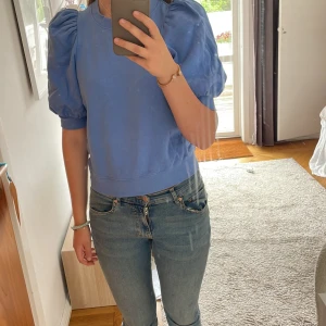 Puffärmad trö - Söt tröja från Lindex, som ny! Köparen står för frakten. Använd köp nu funktionen. Hör gärna av dig om du har fler frågor eller vill ha fler bilder! 