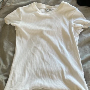 Vit t-shirt - Säljer denna vit ribbade t-shirten i storlek S💓💓