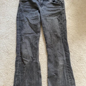 Lågmidjade bootcut jeans - Bootcut jeans från Gina Young. Jättebra skick och väldigt bra pris. Dubbelknappar fram och knappar på fickorna. 
