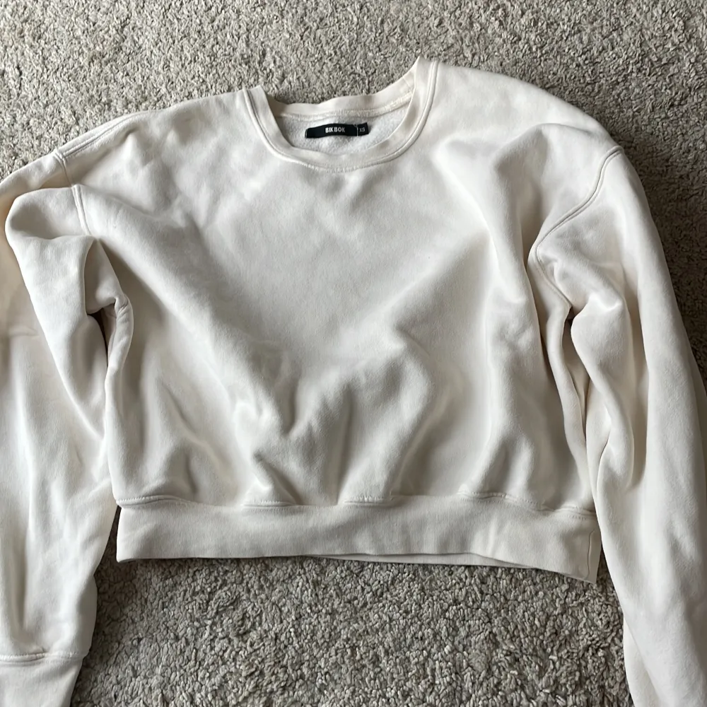 Basic collegetröja från BikBok. Använd max 2 gånger. Vit/krämvit. Köparen står för frakten. Använd köp nu funktionen. Hör gärna av dig om du har fler frågor eller vill ha fler bilder! . Neuletakit & Villapaidat.