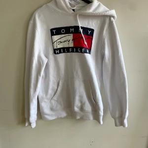 Hoodie  - Hoodie från HM med påsytt Tommy tryck 