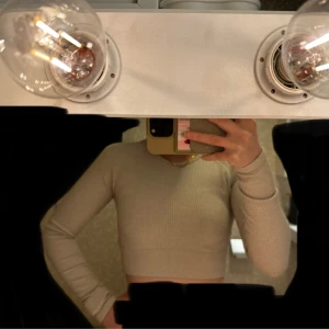 Kort träningtröja från Aimn.  - Säljer denna ribbade tröja från Aimn i storlek S, aldrig använd. 