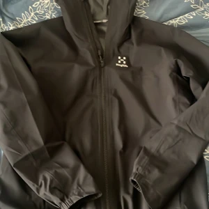 Haglöfs jacka höst L - Den är i nytt skick köpt för 6 månader sedan bara, använt denna ett få tal gånger priset går diskuteras vid snabbt köp 