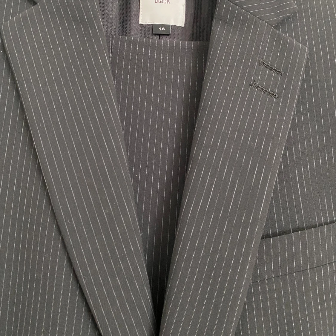 Snygg kritstrecksrandig svart kostym - 91