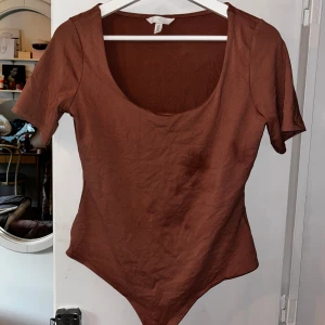 Beige/brun T-shirt body - Storlek: M Använd: 2 gånger