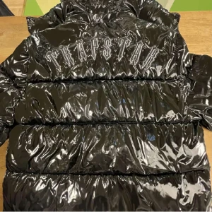 Trapstar jacka  - Säljer en helt ny onvänd shiny Trapstar jacka(den är äkta),säljer den för 5000 men kan gå ner i pris.