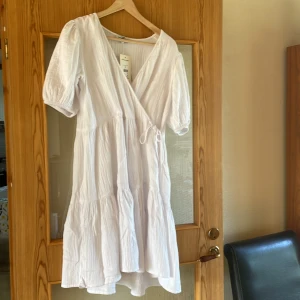 Hampton republic klänning! - Säljer min hampton republic klänning då den aldrig kommit till andvändning! Den är perfekt till skolavslutningen och sommaren! Kontakta gärna vid fler frågor, bilder osv!☺️ 