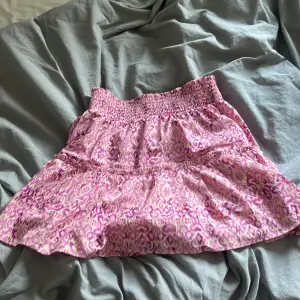jättefin rosa kjol med små shorts i. perfekt till sommaren! köpt i spanien, storlek M