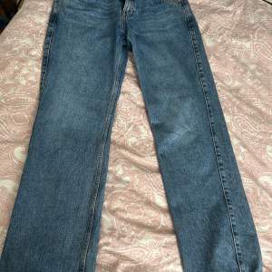 weekdays arrow jeans i storlek 28/32, säljer pga dom är för korta för mig, om du undrar något är det bara att skriva!
