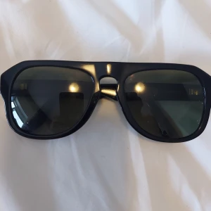 Solglasögon med styrka från oscar jacobson. - Jättefina solglasögon med lite styrka för den som har lite dålig syn. Säljes billigt då jag är i behov av en en extra peng. Nypris 1500. Jag vill ha 500 vis snabb affär. Modell x smarteyes.