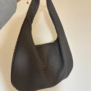 Botega liknande väska  - Superfin botega liknande väska😍 samma modell som de från design by si, använd en gång så den är i nyskick