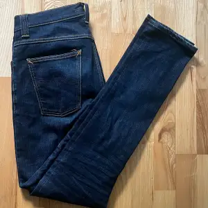 Jeans i modell Grim Tim från Nudie, bärs slim fit, mid waist, straight leg. Färg: ”Dry Navy” Storlek: W33 L36 men är små i storleken  Skitsnygga men tyvärr försmå för mig som är 189 cm och 75 kg. Är i princip aldrig använda, så typ nyskick!