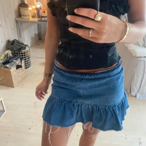 Jeans kjol - SUPER snygg verkligen!! Den är nervikt på bilden man kan alltså göra att den blir längre, men det ser helt normalt ut med den nervikt❤️