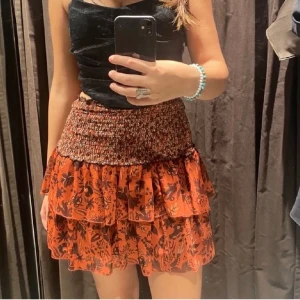 Mönstrad kjol - Super fin kjol från zara som tyvärr aldrig har kommit till användning! Storlek s och är i toppenskick.🙏