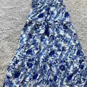 En lång kjol i storlek S fårn Lindex köpt förra sommaren men finns inte kvar på butiken använt ett par gånger men väldigt bra skick inga märken eller fläckar, köpt för 500kr