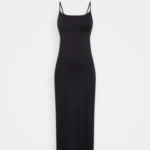 Skims klänning - Säljer nu denna skims liknande klänningen som endast använd några gånger, fint skick och inga anmärkningar. Skulle säga att den är längre än på bild nr 2 och jag är 163. Storlek Xs