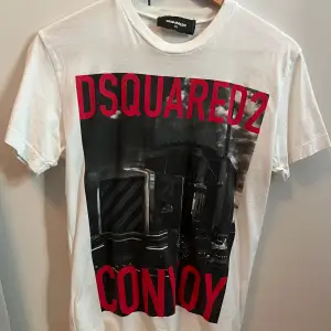 Dsquared2 t-shirt, använd några gånger, inga skador på den. Storlek XS men passar vissa S.