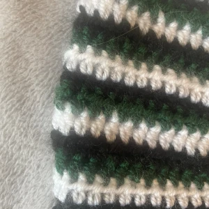 Handvirkade shorts - Stilfulla gröna handvirkade shorts som är virkade av mig skälvt. Är i storlek S men passar även folk som brukar ha XS-M. Skriv för fler bilder.