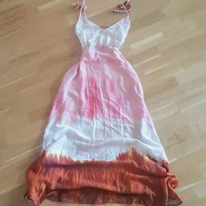 Säljer denna jättefina tie-dye style klänning från RESERVED som jag köpte i Italien❤️ Den passar perfekt för när man är utomlands eller en vanlig sommardag då man vill vara fin💗 Axelbanden är justerbara 