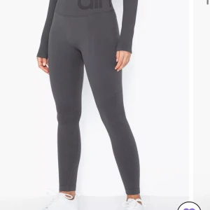 Aimn Attention Seamless Tights mörkgrå - Jättefina tights från Aimn i superbra skick!! Säljes då de är för små. Storlek XS💕 