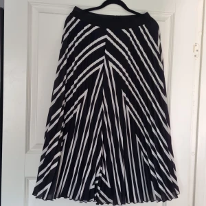 Pliserad lång kjol - Fint skick