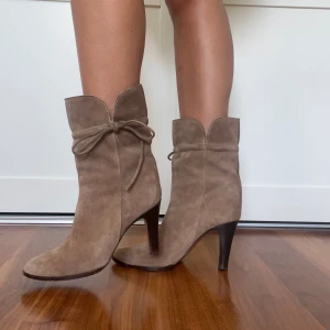 Mockastövlar - Såå fina stövlar i äkta mocka. Storlek 40 men skulle säga att de passar 39! 9cm klack🥰pris kan diskuteras!