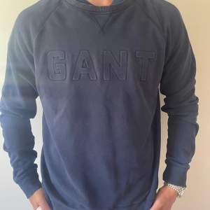 Säljer en schysst tröja från märket Gant. Denna är i storlek Large. Inga defekter eller skador. Personen på bilden är 186cm.  Pris: 199kr