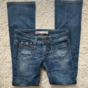 Lågmidjade Bootcut jeans  - Super snygga och väldigt lågmidjade jeans från only. Innerbenslängd:77 midjemått:36 x2 + mycket stretch. Köp sker via köp nu, jag postar inom 24h