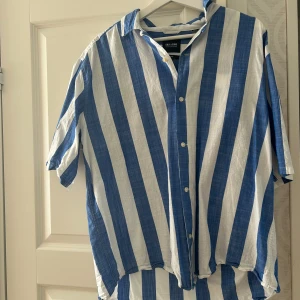 Kortärmad sommar-skjorta  - Köpt på Boozt  Märket är Only and Sons Stl M  För fler bilder eller likande, hör av er! 