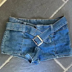 Säljer dessa underbara lowwaist jeansshorts i perfekt skick! Köpta på humana i Stockholm och passar S och M - mycket stretchiga ❤️ 