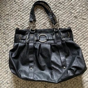 Stor handväska - Skitsnygg väska perfekt till skolan och rymmer mycket! Bra skick💋💋