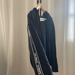 Off white striped zip hoodie - Riktigt snygg hoodie i utmärkt skick. Tyvärr något för liten för mig