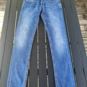 Tjena! Säljer nu mina snygga och trendiga jeans ifrån dondup. Modellen är George! Skicket på jeansen är 9,5/10 som nya, bytt knapp vid gylfen. Jeansen är i storlek 31. Endast jeansen medföljer. Vid fler frågor/bilder är det bara och höra av sig!