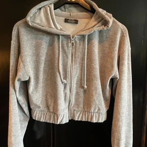 4 hoodies stl S  - 4 hoodies från Gina Tricot, Bershka, Primark. Alla i fint skick, en med lapp/oanvänd. Bild 1 Grå, 2 grön, 3 ljus beige, 4 gul 