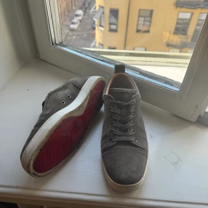 Charlatan Louboutin  - Riktigt feta loubs utan spikar, bra skick  , mockan är i perfekt skick. Pris går att diskutera och kvitto finns. 