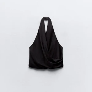 Topp - Säljer denna fina toppen från zara då den är förstor för mig och kommer därmed inte till användning. Har endast använt den vid 2 tillfällen så den har inga tecken på slitningar💕