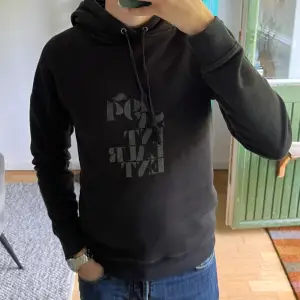 Tja! Säljer denna svarta Saint Laurent hoodie i perfekt skick! Nypris ligger runt 8000kr!🙌 Sällsynt och säljs inte längre, självklart äkta✅ Personen på bild är 182
