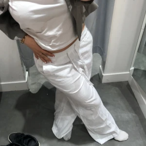 Linne byxor  - Skit snygga linnebyxor från Åhléns som är helt nya, prislappen hönger kvar! Aldrig använda!!💗