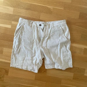 Beige Linneshorts - Zara - Beige linneshorts från Zara. Storlek: S, passar dig som är 180 och under. Skick:8/10. Nypris: 400kr. Kontakta mig för fler bilder eller info!🙌